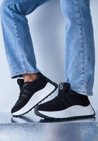 Renee - Czarne Sznurowane Sneakersy Vices na Platformie z Ozdobnymi Paskami Seliniel. Nosek buta: okrągły. Zapięcie: pasek. Kolor: czarny. Materiał: jeans. Wzór: paski. Obcas: na platformie #1