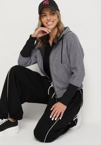 Born2be - Szara Kurtka z Kapturem Ozdobnymi Rękawami i Ściągaczem w Pasie Tulorelle. Okazja: na co dzień. Typ kołnierza: kaptur. Kolor: szary. Materiał: jeans. Styl: casual