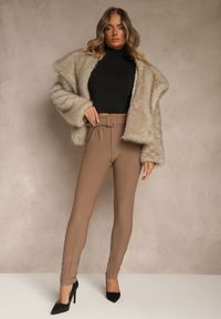 Renee - Ciemnobeżowe Spodnie Ozdobione Paskiem z Klamrą Falarise. Okazja: na co dzień. Kolor: beżowy. Wzór: aplikacja. Styl: klasyczny, casual, elegancki