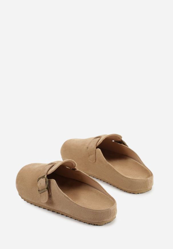 Born2be - Ciemnobeżowe Klapki Typu Mule z Imitacji Zamszu z Paskiem z Klamerką Anevitta. Okazja: na spacer, na co dzień. Kolor: beżowy. Materiał: zamsz. Styl: klasyczny, casual, elegancki