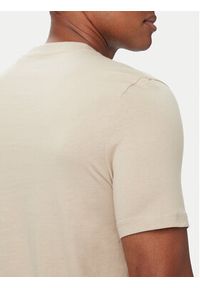 Guess T-Shirt Z6YI25 K5089 Beżowy Regular Fit. Kolor: beżowy. Materiał: bawełna #4