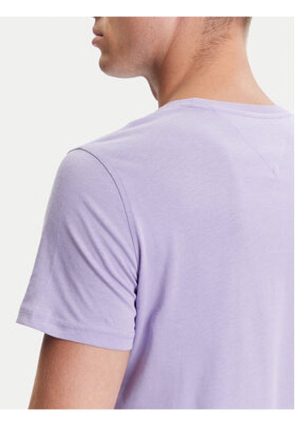 Tommy Jeans T-Shirt DM0DM04411 Fioletowy Slim Fit. Kolor: fioletowy. Materiał: bawełna