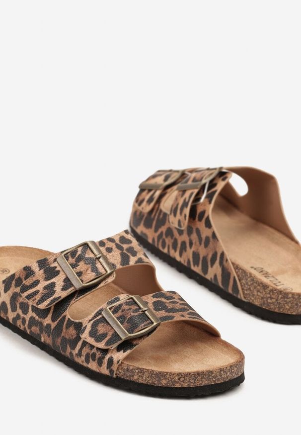 Born2be - Panterkowe Klapki na Grubej Korkowej Podeszwie z Klamrą Banidia. Okazja: na spacer, na co dzień. Styl: klasyczny, casual, elegancki, sportowy