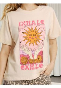 Sinsay - Bawełniana koszulka z nadrukiem - kremowy. Kolor: kremowy. Materiał: bawełna. Wzór: nadruk #1