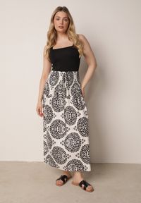 Born2be - Czarna Rozkloszowana Spódnica z Wiskozy z Wysokim Stanem i Etnicznym Wzorem Ari. Okazja: do pracy, na co dzień, na spacer. Stan: podwyższony. Kolor: czarny. Materiał: wiskoza. Wzór: aplikacja. Sezon: lato. Styl: casual #8