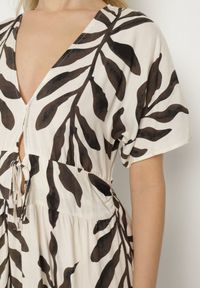 Born2be - Czarna Sukienka z Wiskozy Ozdobiona Liśćmi Erisola. Okazja: na co dzień. Typ kołnierza: dekolt w kształcie V. Kolor: czarny. Materiał: wiskoza. Wzór: aplikacja. Styl: casual, elegancki #5