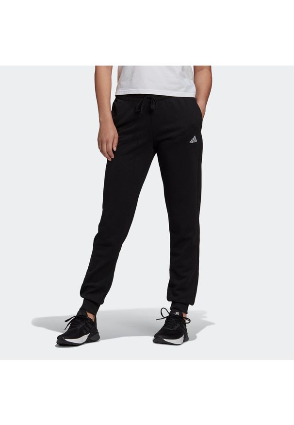 Spodnie dresowe damskie Adidas Gym & Pilates. Kolor: czarny. Materiał: poliester, wiskoza, bawełna. Sport: joga i pilates
