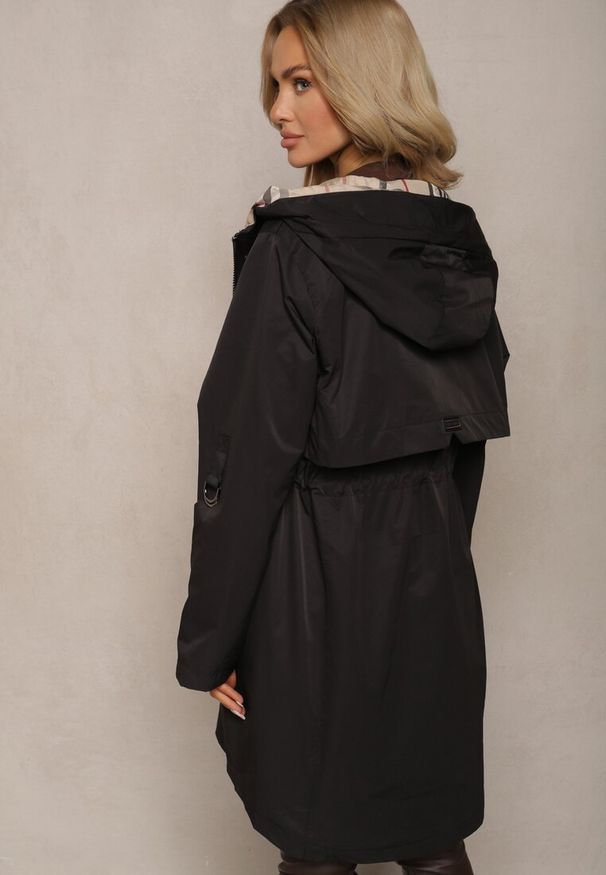 Renee - Czarna Kurtka Typu Parka ze Wzorzystymi Wstawkami w Kapturze i Podpinanych Rękawach Kailenna. Okazja: na co dzień, na spacer. Kolor: czarny. Materiał: dzianina, jeans. Styl: elegancki, casual
