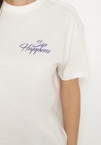 Born2be - Jasnobeżowy Bawełniany T-shirt z Ozdobnym Nadrukiem Addlessa. Okazja: na co dzień. Kolor: beżowy. Materiał: bawełna. Wzór: nadruk. Styl: klasyczny, casual #3