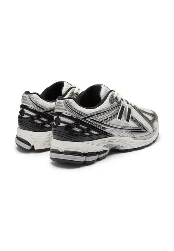 New Balance M1906RER Sneakersy unisex. Kolor: srebrny. Materiał: syntetyk. Szerokość cholewki: normalna. Sezon: lato