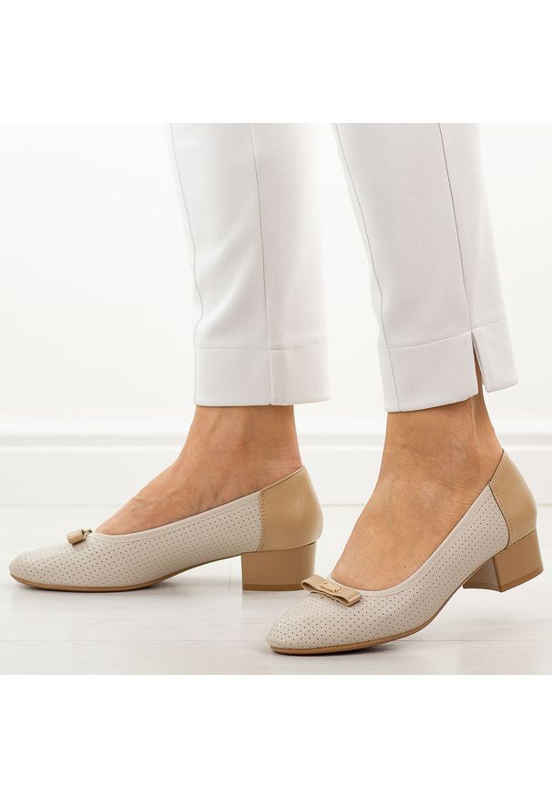 Beżowe ażurowe czółenka damskie na obcasie M.Daszyński Sa200-17. Kolor: beżowy. Materiał: skóra. Szerokość cholewki: normalna. Wzór: ażurowy. Sezon: wiosna, jesień, lato. Obcas: na obcasie. Styl: elegancki, klasyczny, wizytowy. Wysokość obcasa: niski
