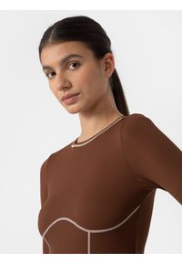 4f - Longsleeve crop-top slim gładki damski. Typ kołnierza: dekolt gorset. Kolor: brązowy. Materiał: materiał. Długość rękawa: długi rękaw. Wzór: gładki