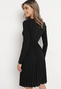 Born2be - Czarna Midi Sukienka z Plisowanym Dołem i Kopertowym Dekoltem z Materiałowym Paskiem Obebba. Kolor: czarny. Materiał: materiał. Typ sukienki: kopertowe. Styl: elegancki. Długość: midi #3