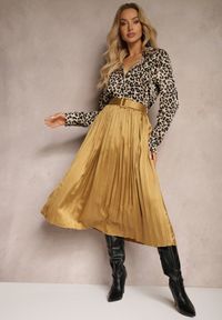 Renee - Złota Plisowana Spódnica Rozkloszowana z Paskiem z Satyny i Klamerką Abellema. Kolor: złoty. Materiał: satyna. Styl: klasyczny, elegancki