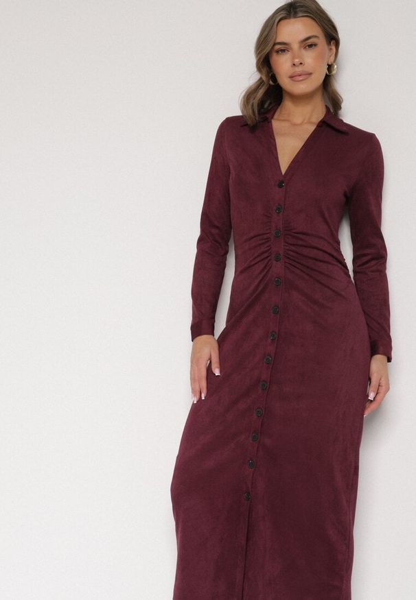 Born2be - Bordowa Koszulowa Sukienka z Imitacji Zamszu z Marszczeniem w Talii Eselea. Okazja: na co dzień. Typ kołnierza: kołnierzyk klasyczny, dekolt w serek. Kolor: czerwony. Materiał: zamsz. Typ sukienki: koszulowe. Styl: casual, elegancki, klasyczny
