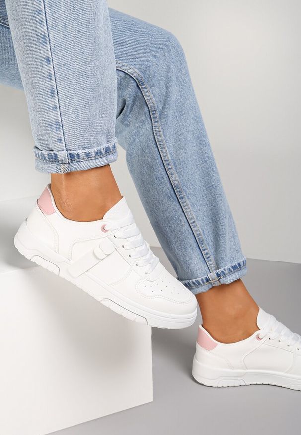 Renee - Biało-Różowe Sneakersy Kydeusa. Wysokość cholewki: przed kostkę. Kolor: biały. Szerokość cholewki: normalna. Wzór: aplikacja. Obcas: na płaskiej podeszwie