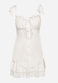 Born2be - Biała Rustykalna Sukienka o Taliowanym Kroju z Wiązaniem i Falbanami Finkio. Okazja: na co dzień. Kolor: biały. Długość rękawa: na ramiączkach. Wzór: aplikacja. Styl: elegancki, casual #5