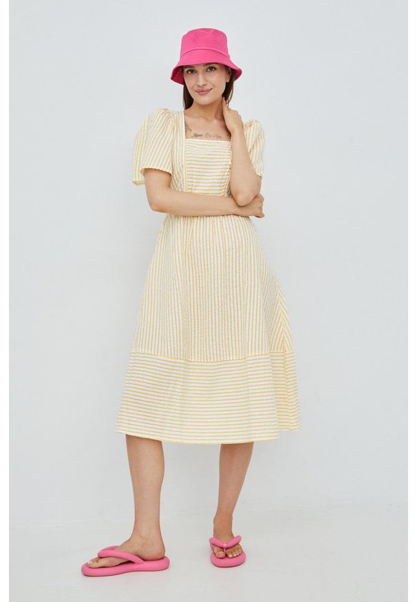 Vero Moda sukienka bawełniana kolor żółty midi rozkloszowana. Typ kołnierza: dekolt w karo. Kolor: żółty. Materiał: bawełna. Długość rękawa: krótki rękaw. Typ sukienki: rozkloszowane. Długość: midi