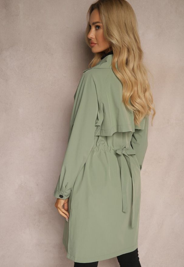 Renee - Jasnozielony Płaszcz Dwurzędowy z Dodatkiem Bawełny Wykończony Paskiem i Rękawami z Regulacją Mevessa. Okazja: na spotkanie biznesowe. Kolor: zielony. Materiał: bawełna. Wzór: aplikacja. Styl: elegancki, klasyczny, biznesowy