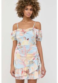 Guess sukienka kolor niebieski mini prosta. Okazja: na co dzień. Kolor: niebieski. Materiał: tkanina. Długość rękawa: na ramiączkach. Typ sukienki: proste. Styl: casual. Długość: mini