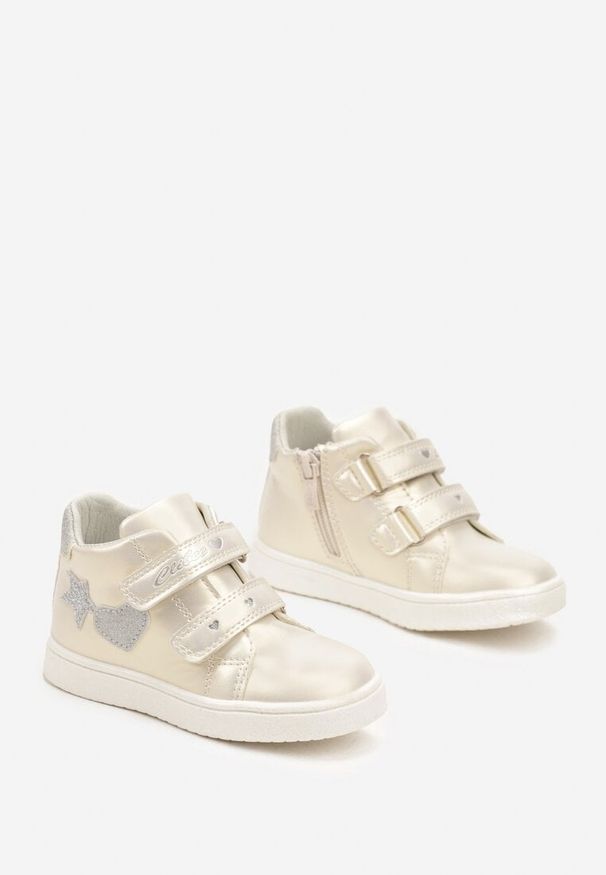 Born2be - Złote Metaliczne Botki Clibee z Brokatowymi Naszywkami i Zapięciem na Rzep Zinovea. Okazja: na uczelnię. Nosek buta: okrągły. Zapięcie: rzepy. Kolor: złoty. Materiał: jeans. Wzór: aplikacja