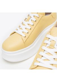 Wittchen - Damskie sneakersy ze skóry na grubej podeszwie klasyczne żółte. Okazja: na co dzień. Nosek buta: okrągły. Kolor: żółty. Materiał: skóra. Obcas: na platformie #2