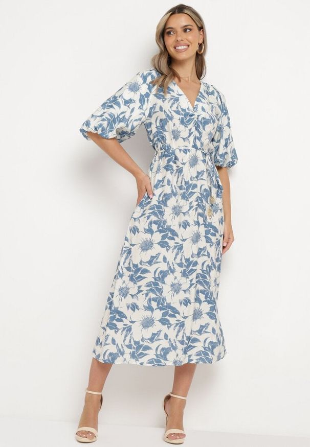 Born2be - Niebiesko-Biała Rozkloszowana Sukienka z Wiskozy Wykończona Bufiastymi Rękawami Maranea. Okazja: na co dzień. Typ kołnierza: dekolt w serek. Kolor: niebieski. Materiał: wiskoza. Typ sukienki: proste, w kształcie A. Styl: klasyczny, casual, elegancki