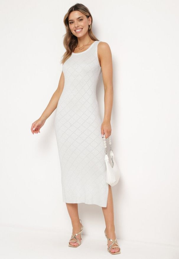 Born2be - Biała Dopasowana Sukienka z Delikatnym Ażurowym Wzorem i Metaliczną Nicią w Romby Peridoma. Okazja: na co dzień. Kolor: biały. Wzór: ażurowy. Typ sukienki: dopasowane, proste. Styl: casual