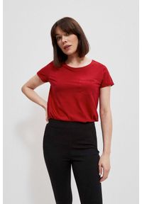 MOODO - Bawełniany t-shirt z kieszkonką bordowy. Kolor: czerwony. Materiał: bawełna. Długość rękawa: krótki rękaw. Długość: krótkie. Wzór: gładki. Styl: klasyczny