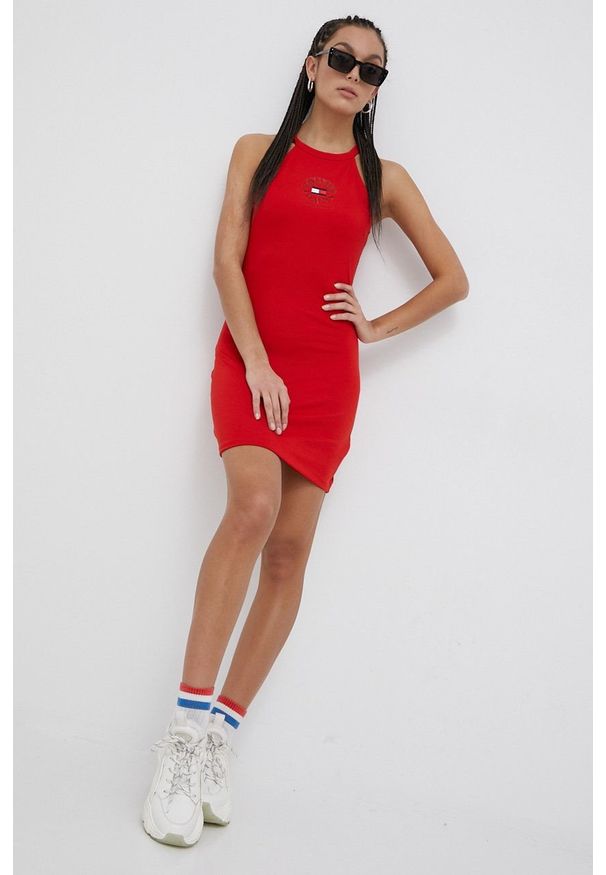 Tommy Jeans sukienka DW0DW12865.PPYY kolor czerwony mini dopasowana. Kolor: czerwony. Materiał: dzianina. Wzór: aplikacja. Typ sukienki: dopasowane. Długość: mini