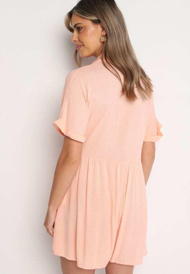 Born2be - Pomarańczowy Wiskozowy Kombinezon z Koszulową Górą Zapinany na Guziki z Krótkimi Spodniami Vikota. Kolor: pomarańczowy. Materiał: wiskoza. Długość rękawa: krótki rękaw. Długość: krótkie. Sezon: wiosna, lato