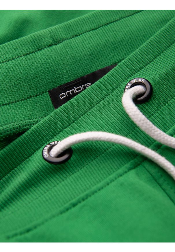 Ombre Clothing - Męskie szorty dresowe z zaokrągloną nogawką - zielone V4 OM-SRSK-0105 - XL. Kolor: zielony. Materiał: dresówka. Wzór: ze splotem. Styl: sportowy