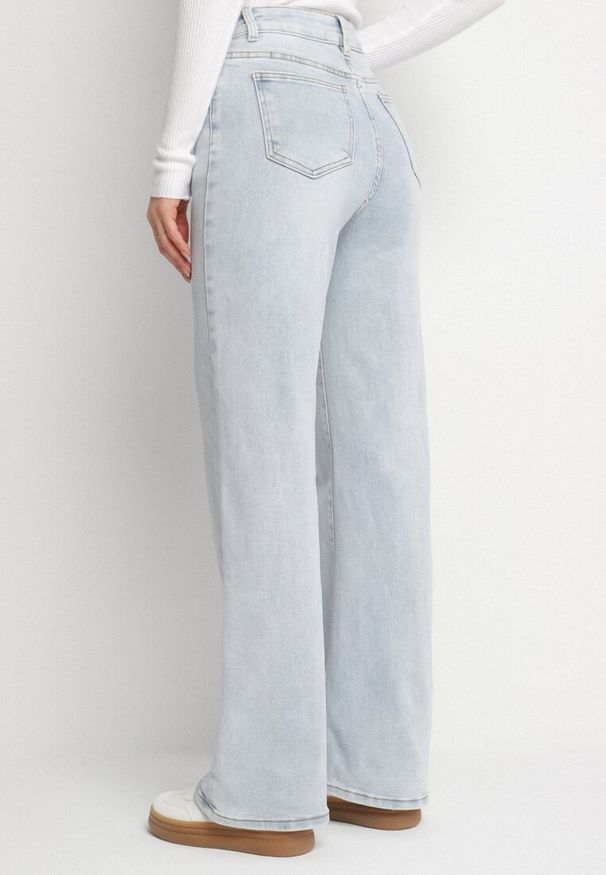 Born2be - Jasnoniebieskie Casualowe Jeansy o Szerokim Kroju z Wysokim Stanem Sesariela. Okazja: na co dzień. Stan: podwyższony. Kolor: niebieski. Długość: długie. Styl: casual