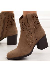 Brązowe botki damskie na słupku M.Daszyński Sa250-5. Okazja: na co dzień. Nosek buta: okrągły. Kolor: brązowy. Szerokość cholewki: normalna. Materiał: zamsz. Sezon: wiosna, jesień, lato. Obcas: na słupku. Styl: casual, elegancki, boho, klasyczny. Wysokość obcasa: średni #1