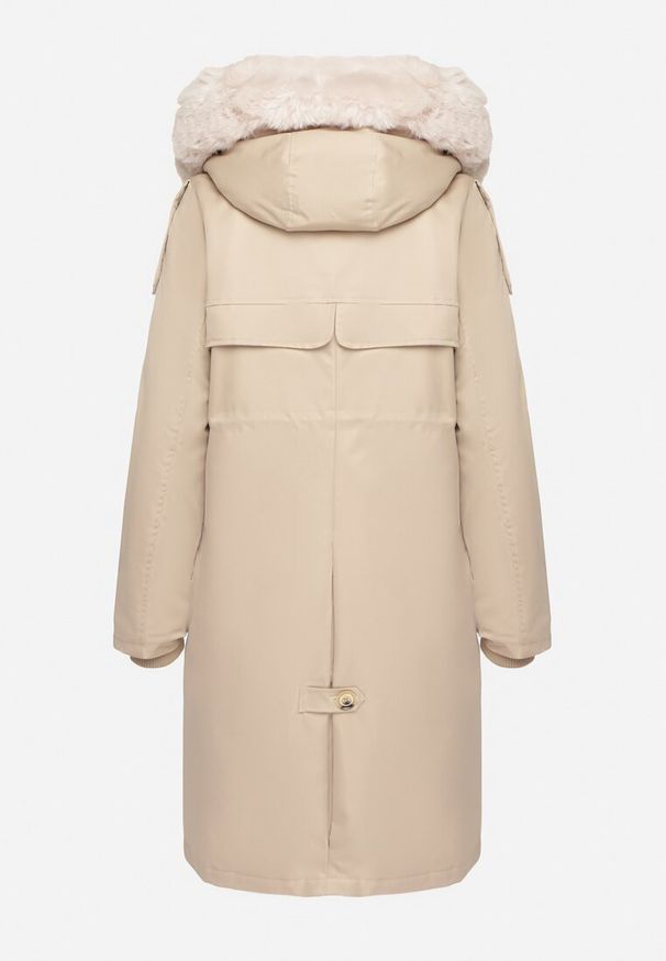 Born2be - Jasnobeżowa Kurtka Parka z Kapturem Futrzaną Wyściółką i Ściągaczem w Talii Semarien. Okazja: na co dzień. Typ kołnierza: kaptur. Kolor: beżowy. Materiał: futro. Długość rękawa: długi rękaw. Długość: długie. Styl: casual, klasyczny