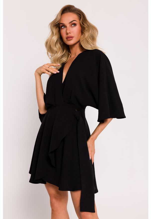 MOE - Kopertowa sukienka mini z szerokimi rękawami czarny. Kolor: czarny. Sezon: wiosna, lato. Typ sukienki: kopertowe. Długość: mini