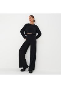 Mohito - Spodnie dresowe z szerokimi nogawkami - Czarny. Kolor: czarny. Materiał: dresówka #1