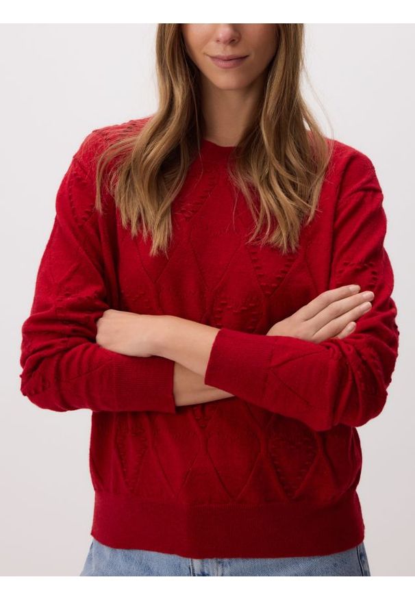 Reserved - Sweter ze strukturalnym wzorem - czerwony. Kolor: czerwony. Materiał: dzianina, wełna