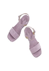 Fioletowe Sandały Alma En Pena Eleganckie Buty Damskie. Okazja: na co dzień. Zapięcie: sprzączka, pasek. Kolor: fioletowy. Materiał: skóra, zamsz. Szerokość cholewki: normalna. Sezon: lato. Obcas: na koturnie. Styl: elegancki. Wysokość obcasa: średni #6