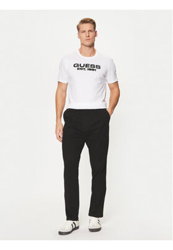Guess Spodnie materiałowe M4BB27 WGHA1 Czarny Slim Fit. Kolor: czarny. Materiał: bawełna