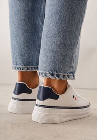 Renee - Biało-Granatowe Basicowe Sneakersy VICES Zdobione Kontrastową Lamówką przy Podeszwie Cezita. Kolor: biały. Materiał: jeans. Wzór: aplikacja #8