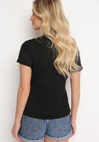 Born2be - Czarny Bawełniany Klasyczny T-shirt Ozdobiony z Przodu Metalicznym Nadrukiem Timazela. Okazja: na co dzień. Kolor: czarny. Materiał: bawełna. Wzór: nadruk, aplikacja. Styl: klasyczny