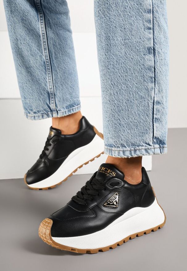 Renee - Czarne Sneakersy Vices na Platformie Ozdobione Metaliczną Aplikacją Nelviera. Okazja: na co dzień. Kolor: czarny. Materiał: jeans. Wzór: aplikacja. Obcas: na platformie