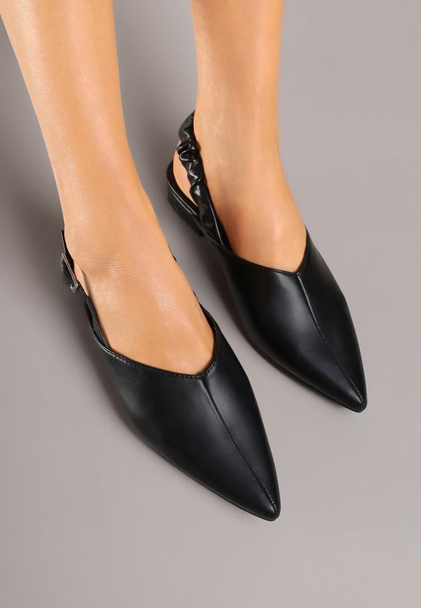 Born2be - Czarne Sandały ze Szpiczastym Noskiem i Sprzączką Jeneliena. Okazja: na co dzień, na imprezę. Nosek buta: szpiczasty. Zapięcie: sprzączka. Kolor: czarny. Styl: casual, elegancki, klasyczny