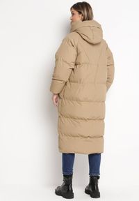 Born2be - Ciemnobeżowa Długa Kurtka Pikowana Płaszcz na Zamek z Kapturem Lesea. Okazja: na co dzień. Typ kołnierza: kaptur. Kolor: beżowy. Materiał: dzianina, jeans. Długość: długie. Styl: casual, elegancki #5