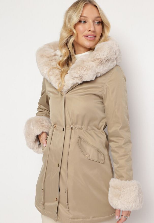 Born2be - Beżowa Kurtka Parka z Futerkiem i Kapturem Aresja. Okazja: na co dzień. Kolor: beżowy. Materiał: futro. Sezon: zima. Styl: casual