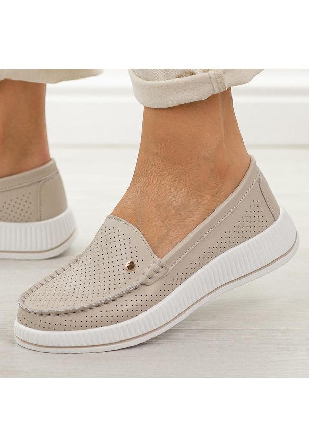 Beżowe ażurowe skórzane mokasyny damskie S.Barski 5980. Okazja: na co dzień. Kolor: beżowy. Materiał: skóra. Szerokość cholewki: normalna. Wzór: ażurowy. Sezon: wiosna, jesień, lato. Styl: casual, klasyczny