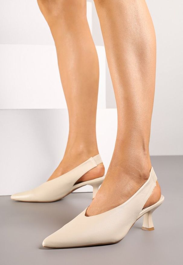 Renee - Beżowe Sandały Vices na Kaczuszce Typu Slingback Liluriela. Okazja: na co dzień. Kolor: beżowy. Wzór: kwiaty. Sezon: lato. Obcas: na szpilce. Styl: elegancki, casual. Wysokość obcasa: średni