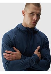 4f - 4F Bluza treningowa regular szybkoschnąca męska - granatowa XL. Typ kołnierza: kołnierzyk stójkowy, kaptur. Kolor: niebieski. Materiał: syntetyk, włókno, dzianina, jersey, materiał, elastan. Długość rękawa: raglanowy rękaw. Wzór: jednolity, gładki, ze splotem. Styl: sportowy. Sport: fitness #2
