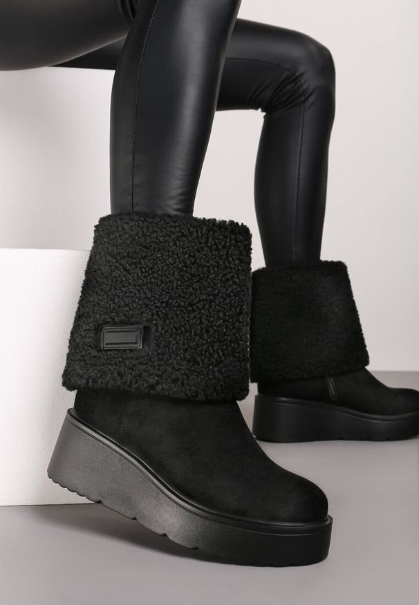 Born2be - Czarne Botki na Koturnie z Wywijaną Cholewką i Barankiem Irilaura. Okazja: na co dzień. Kolor: czarny. Materiał: wełna, jeans. Szerokość cholewki: normalna. Obcas: na koturnie. Styl: casual, elegancki, wizytowy